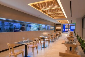 4 restaurantes; se sirven desayunos, comidas y cenas