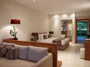 Suite Grand, vista al mar (Beachfront Swim Up) | Ropa de cama de alta calidad, edredón, camas con pillow-top y minibar 