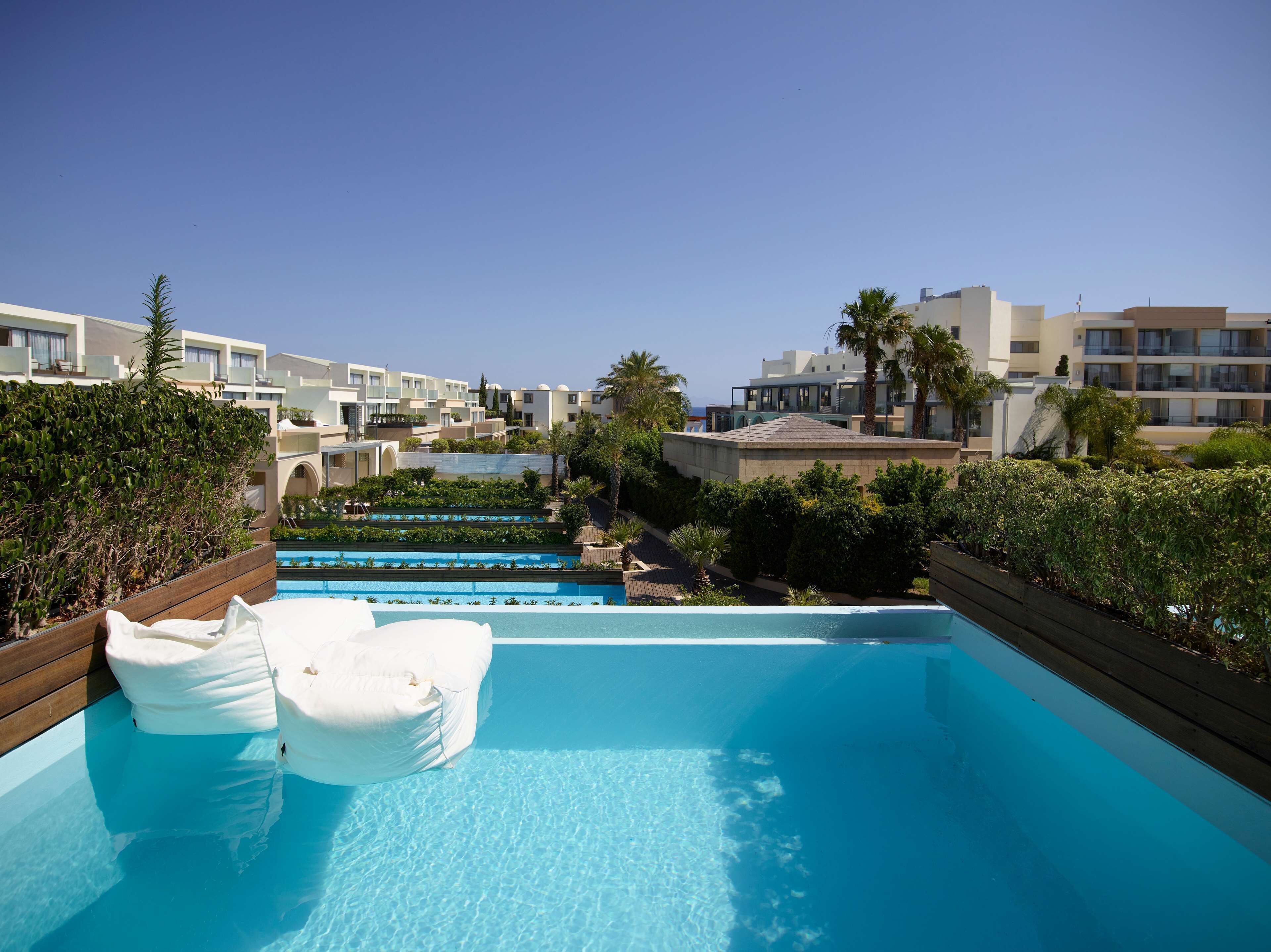 أغطية فراش متميزة وألحفة محشوة بالريش وأسرّة بطبقة علوية مريحة وميني بار