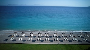 Plage, chaises longues, parasols, serviettes de plage