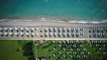 Am Strand, Liegestühle, Sonnenschirme, Strandtücher
