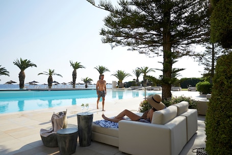 Una piscina techada, una piscina al aire libre de temporada, sombrillas