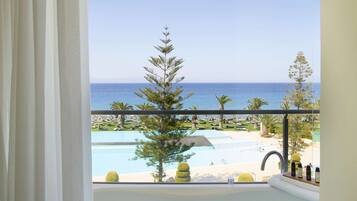 Ein Balkon mit Blick auf einen Pool und das Meer.