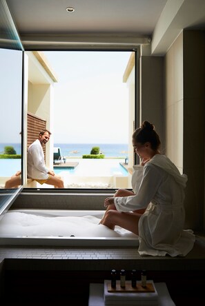Suite Grand, vistas al mar (Beachfront Swim Up) | Baño | Ducha y cabezal de ducha tipo lluvia