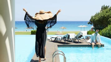 Grand Suite, Sea View (Beachfront Swim Up) | Premium bedding, down comforters, pillowtop beds, minibar