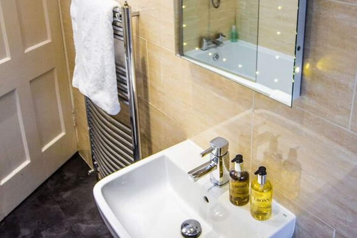 Habitación estándar con 1 cama matrimonial o 2 individuales | Baño | Tina y regadera independientes y amenidades de baño gratuitas