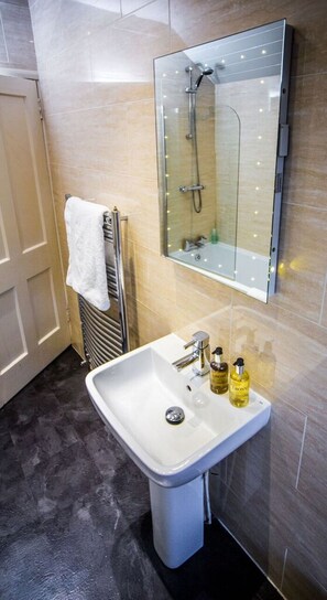 Camera Standard con letto matrimoniale o 2 letti singoli | Bagno | Vasca e doccia separate, set di cortesia gratuito, asciugacapelli