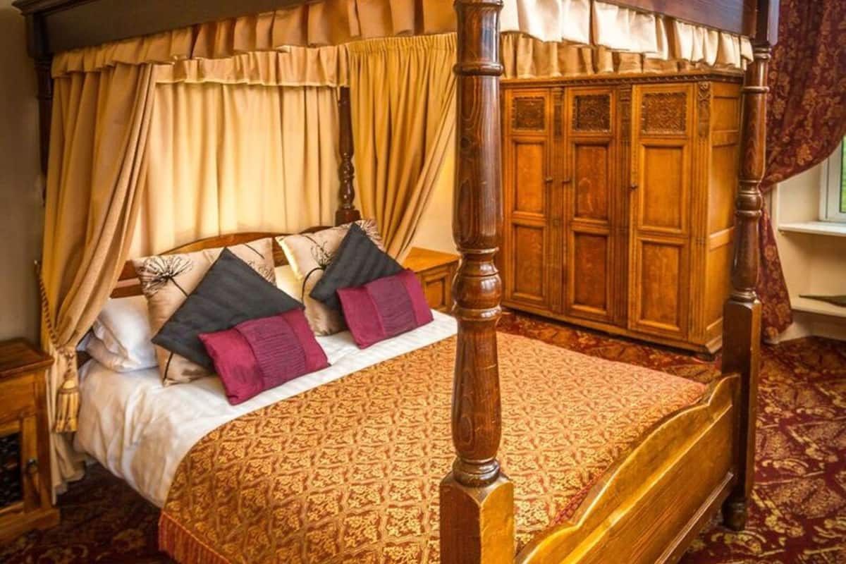 Four Poster | Hypo-allergenic bedding available, desk, individually decorated