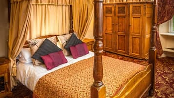 Four Poster | Hypo-allergenic bedding, individually decorated, individually furnished