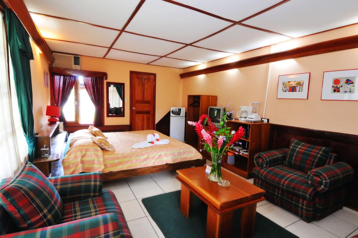 Premium bedding, in-room safe, blackout drapes, WiFi (free)