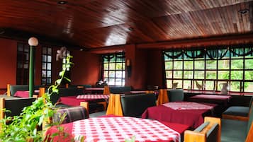 Daily cooked-to-order breakfast (CRC 4018 per person)