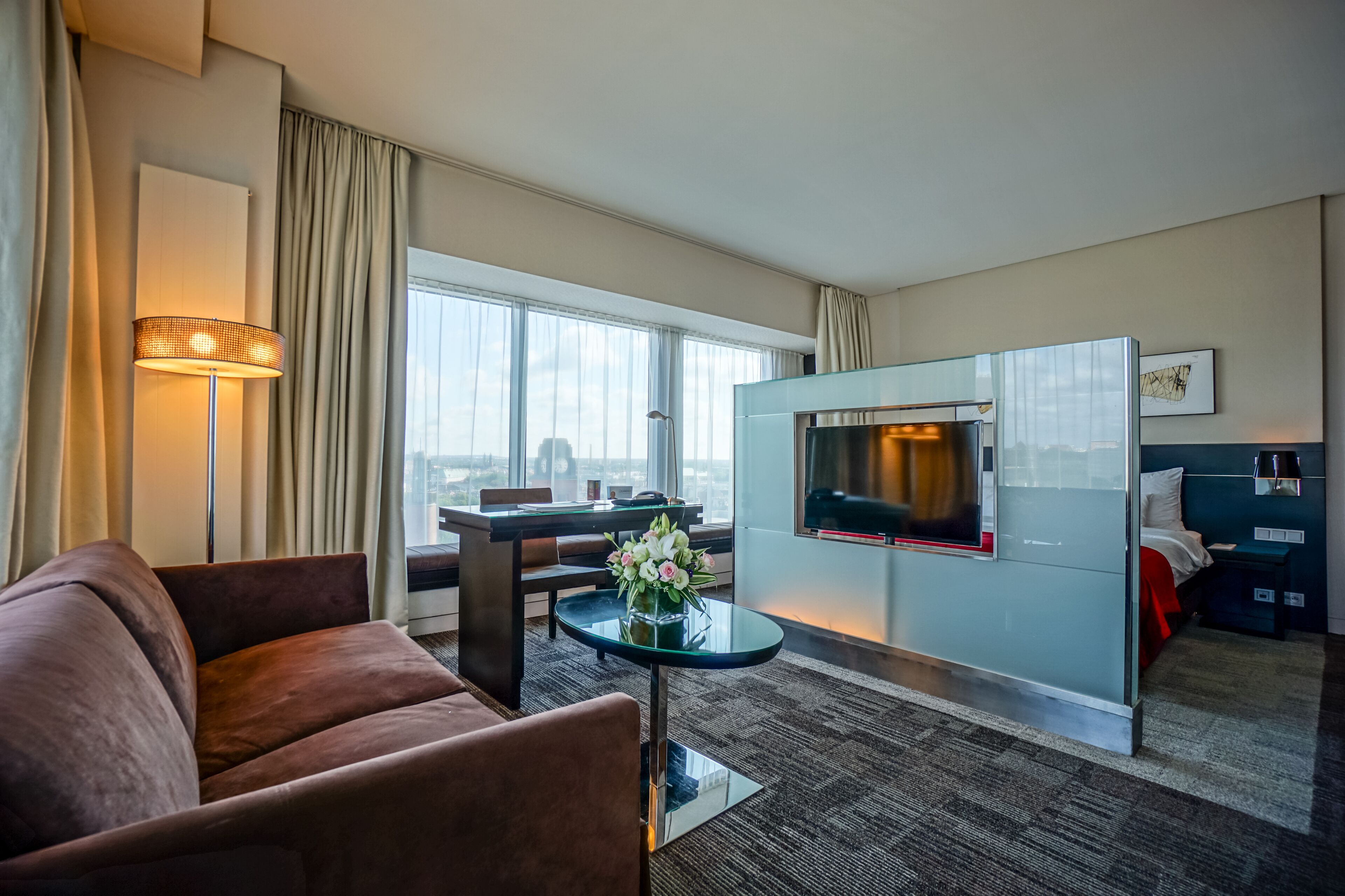 executive suite, non smoking | hypo-allergenic bedding, minibar, in-room safe, desk