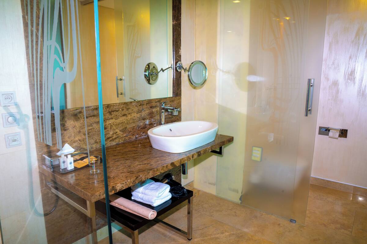 superior suite, non smoking | bathroom | shower, designer toiletries, towels