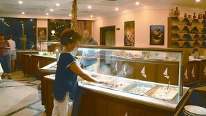 朝食、ランチ、ディナーに営業