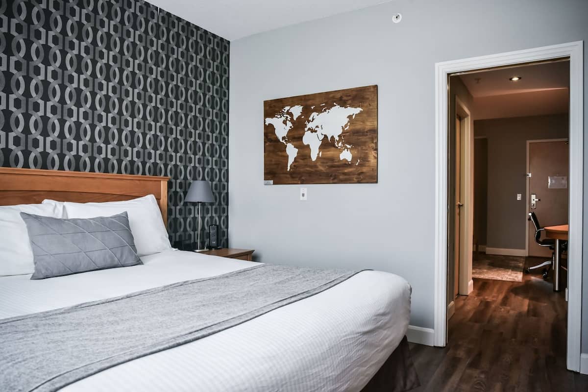 Sängtillbehör av högsta kvalitet och värdeförvaringsskåp på rummet