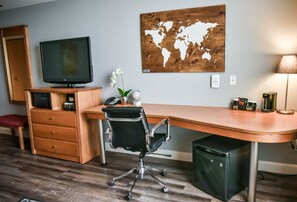 Deluxe Room | Premium bedding, in-room safe, desk, blackout drapes - Cambridge Hotel and Conference Centre (Cambridge)