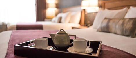 Habitación tradicional, 2 camas de matrimonio | Ropa de cama de alta calidad, caja fuerte, escritorio y cortinas opacas