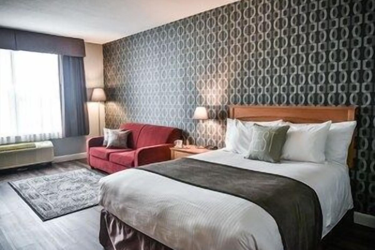 Premium bedding, in-room safe, desk, blackout drapes