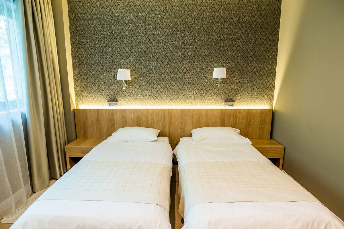 Standaard Twin kamer, 2 eenpersoonsbedden | Een kluis op de kamer, een bureau, verduisterende gordijnen
