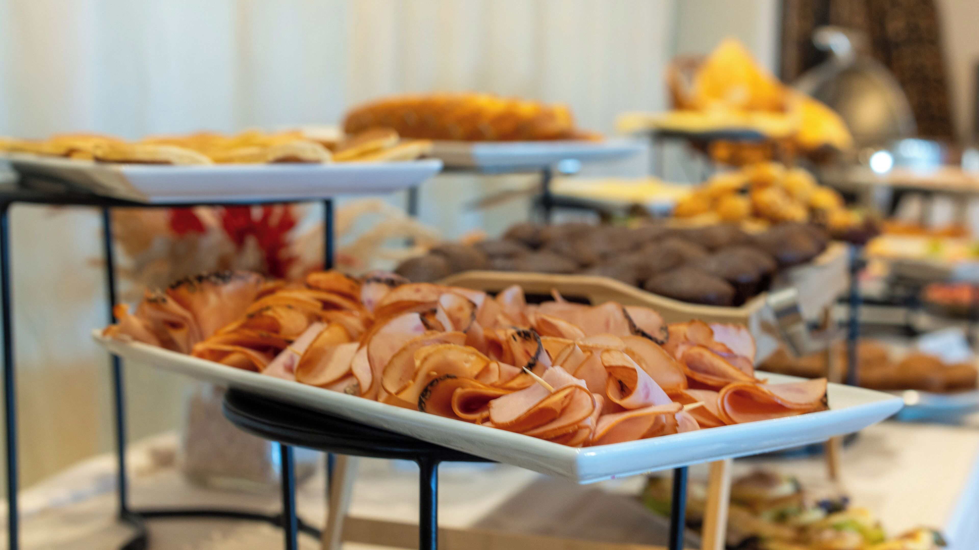 Una mesa de buffet con diversos alimentos.