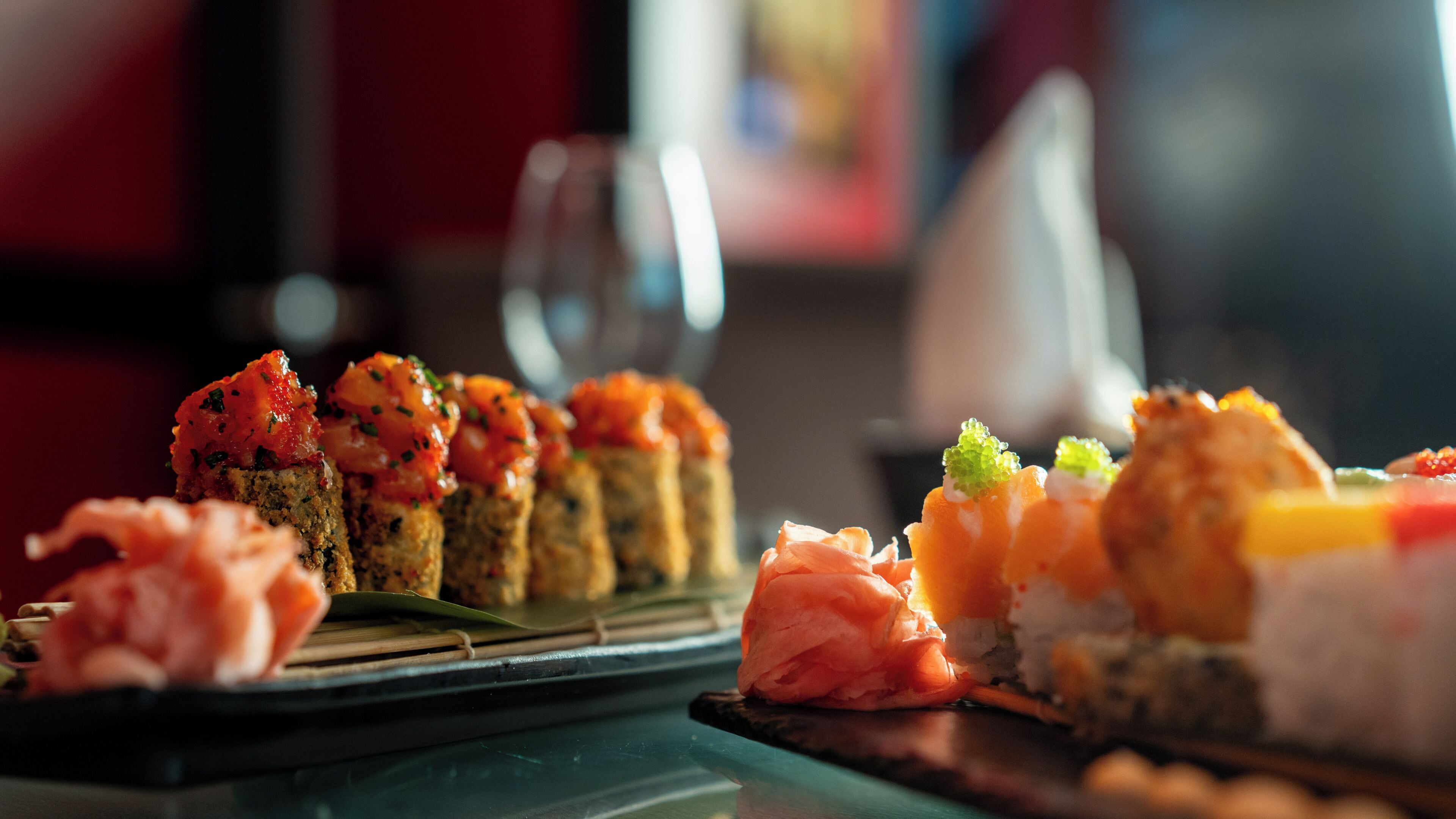 Un assortiment de sushis présentés sur un plateau.
