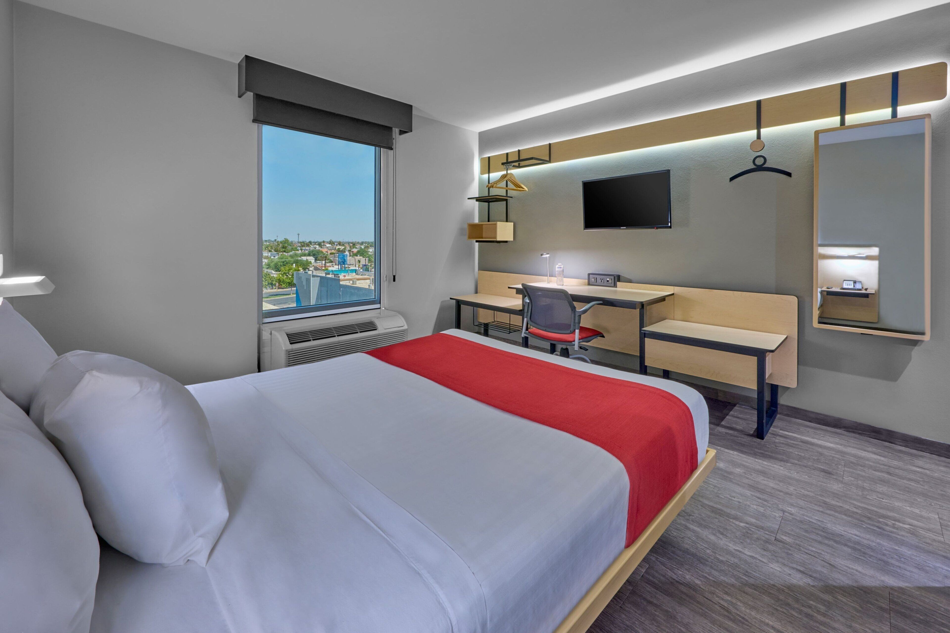 Habitación, 1 cama Queen size | Escritorio, tabla de planchar con plancha, wifi gratis y ropa de cama 