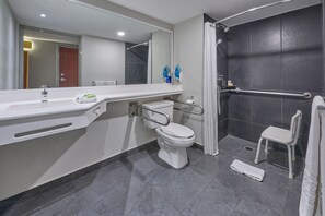 Habitación, 1 cama de matrimonio | Baño | Ducha y toallas