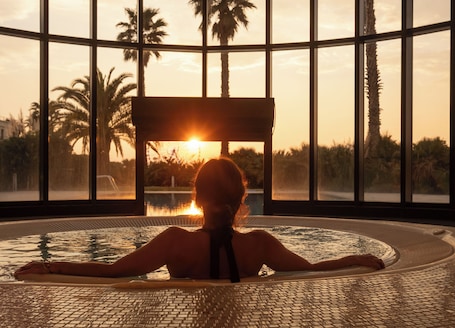 Sauna, hot tub, steam room, 2 treatment rooms, massages