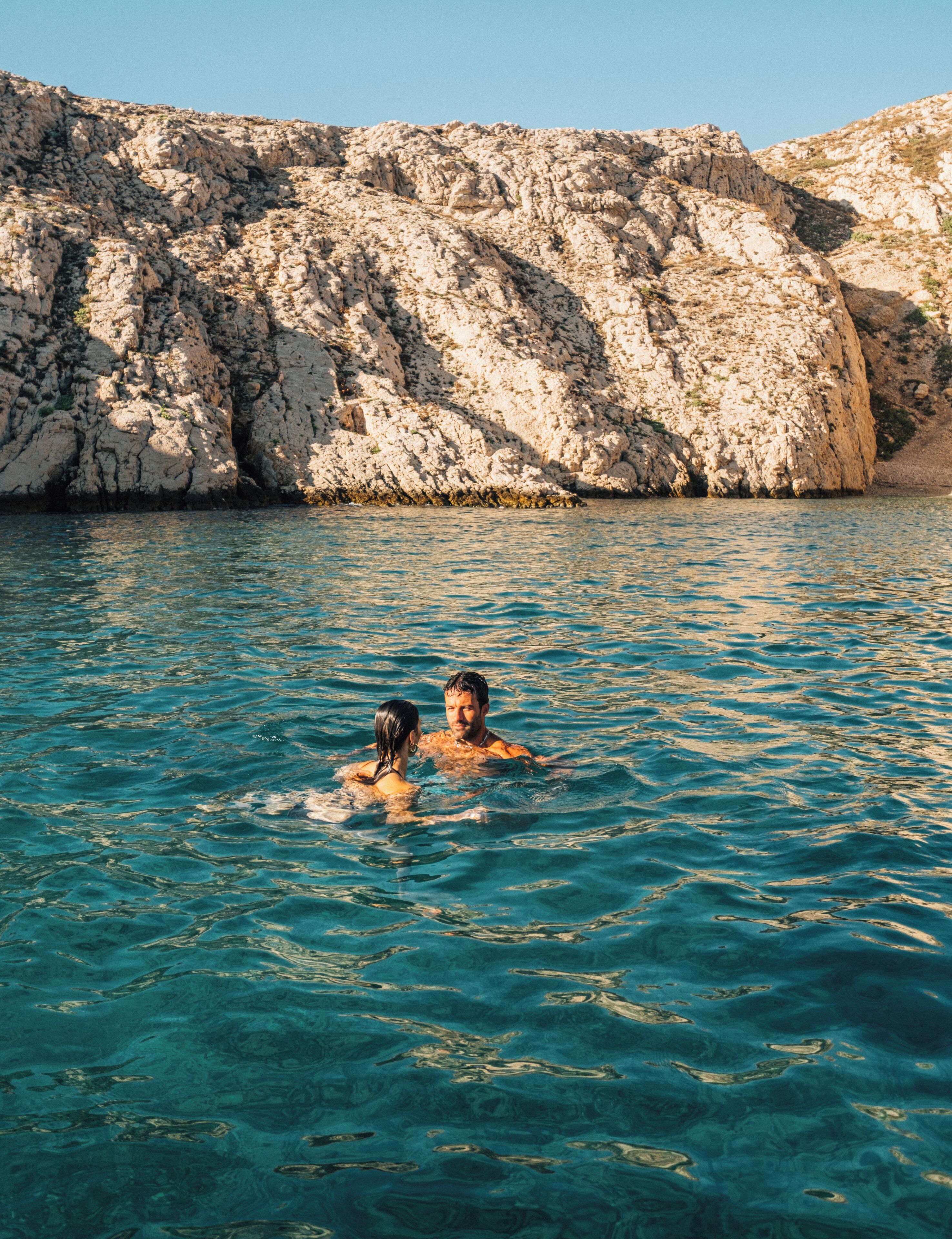 beach nearby, beach umbrellas, beach towels