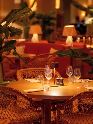 Petit déjeuner, déjeuner et dîner servis sur place