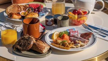 Dagelijks ontbijtbuffet (EUR 24 per persoon)