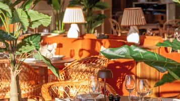 Petit déjeuner, déjeuner et dîner servis sur place