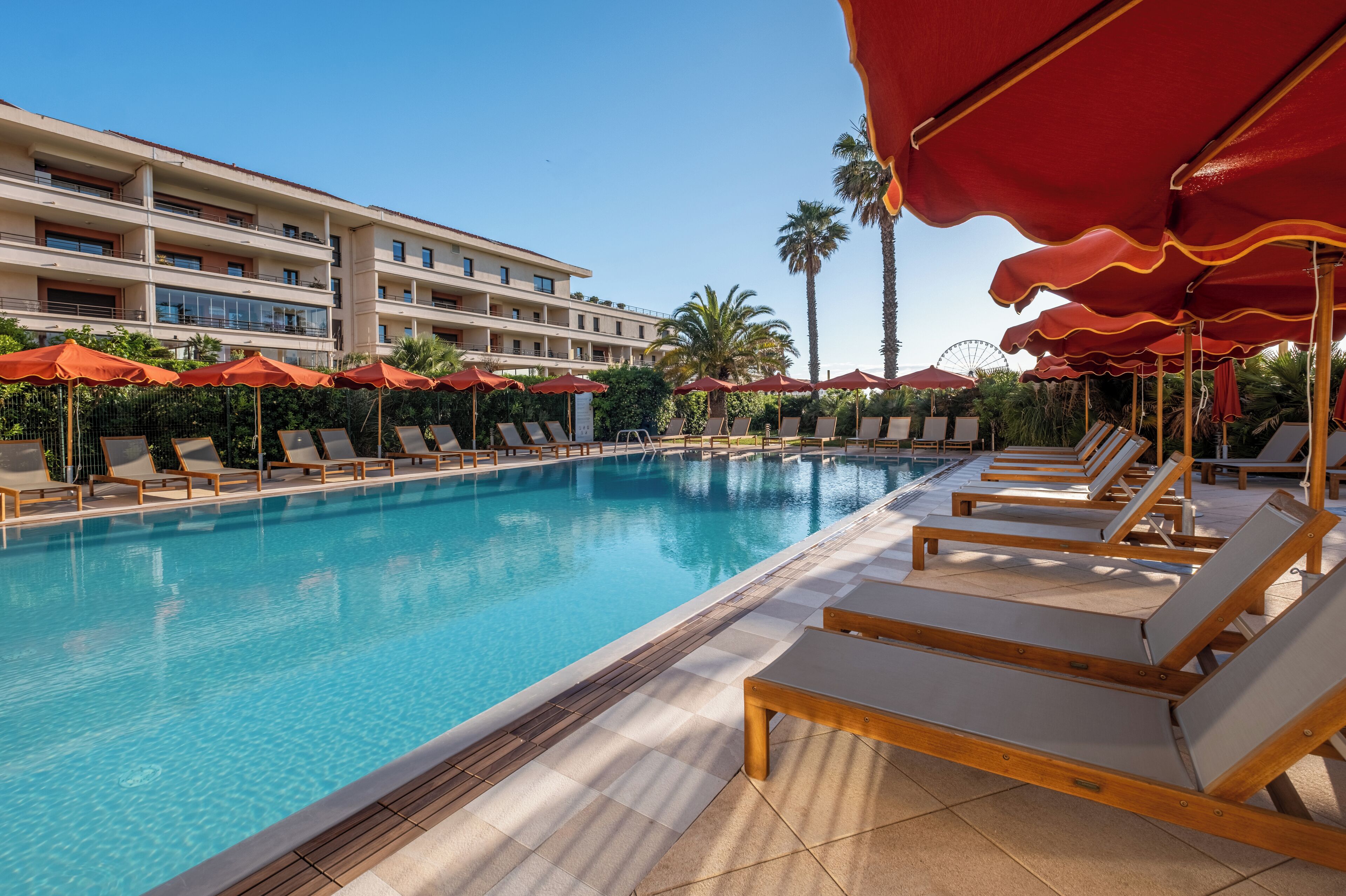Piscine extérieure, cabanons gratuits, parasols de plage