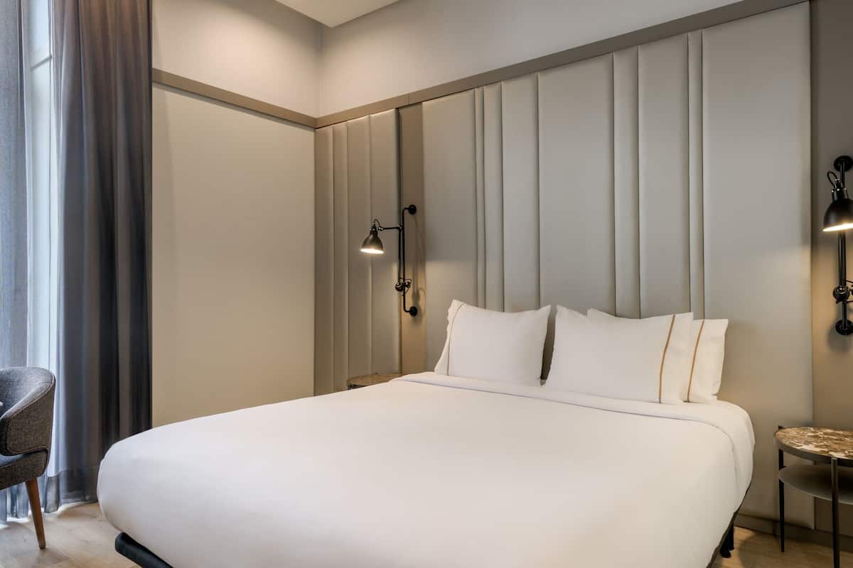 Standard Room, 1 King Bed, Non Smoking | Minibar, in-room safe, desk, free cribs/infant beds