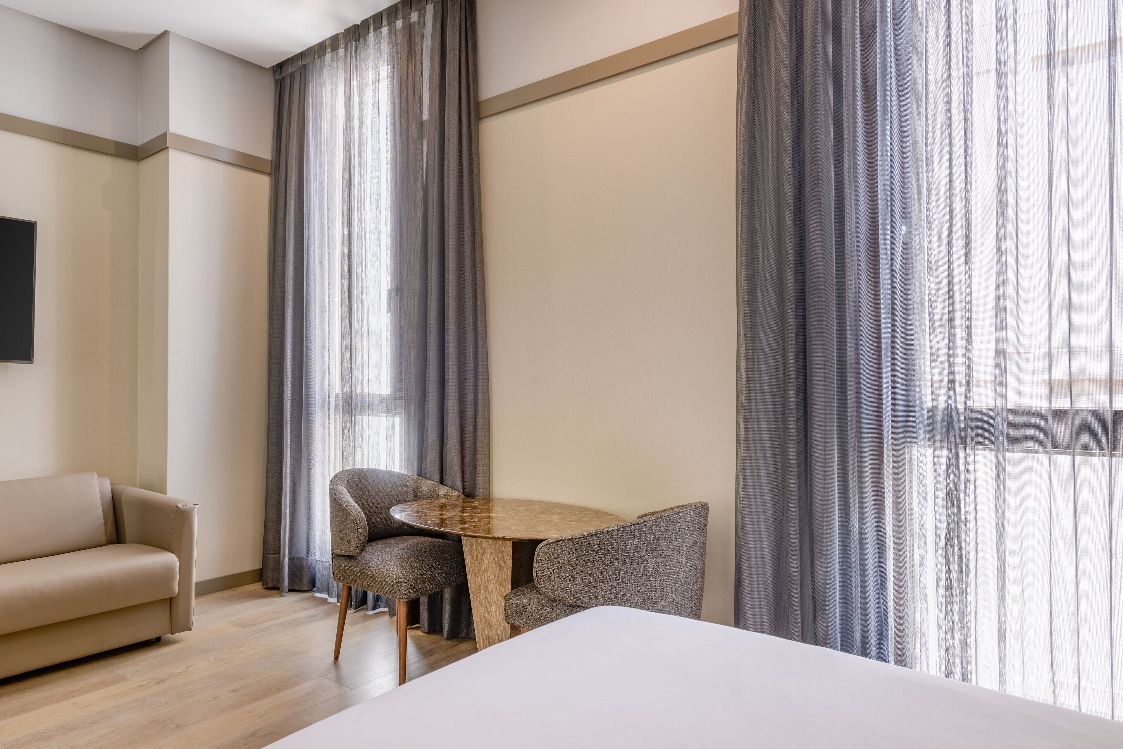 standard room, 1 queen bed, non smoking | minibar, in-room safe, desk, free cots/infant beds