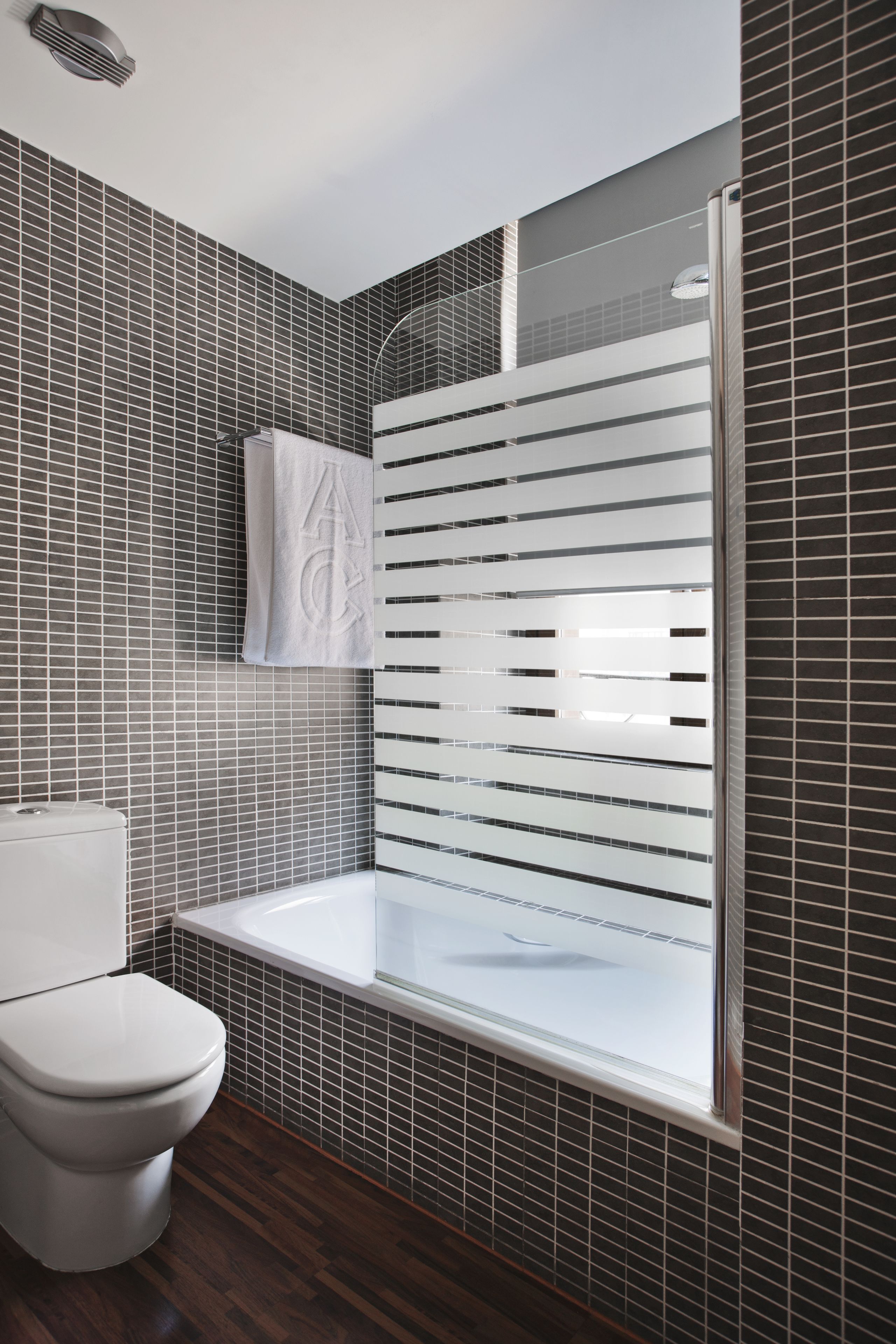 standard room, 1 king bed, non smoking | minibar, in-room safe, desk, free cots/infant beds