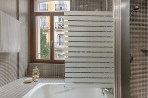 Minibar, in-room safe, desk, free cots/infant beds - AC Hotel Recoletos by Marriott (Madrid)