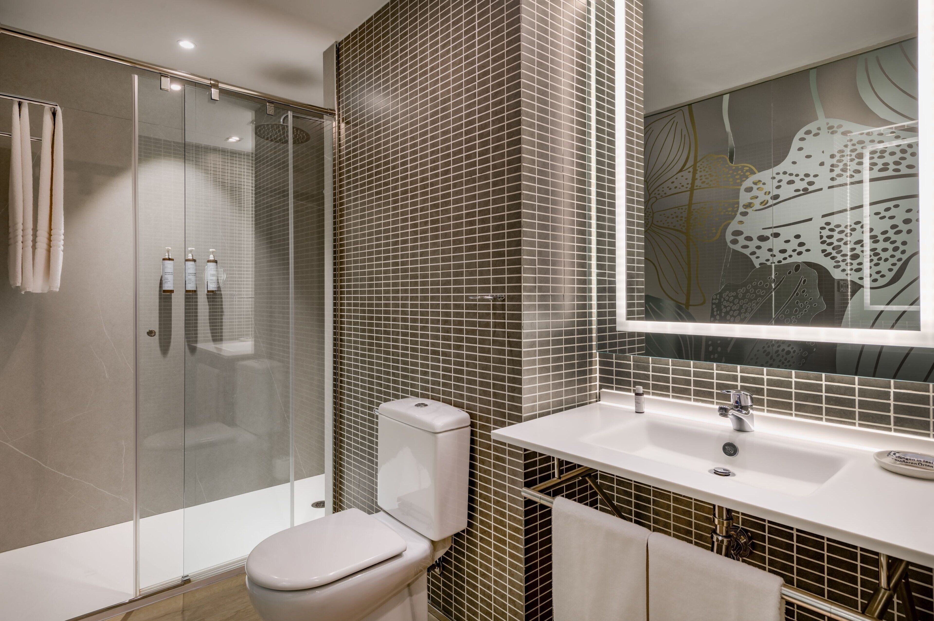 standard room, 1 queen bed, non smoking | minibar, in-room safe, desk, free cots/infant beds