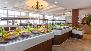Un bufé con diversas opciones de comida y una decoración interior moderna.