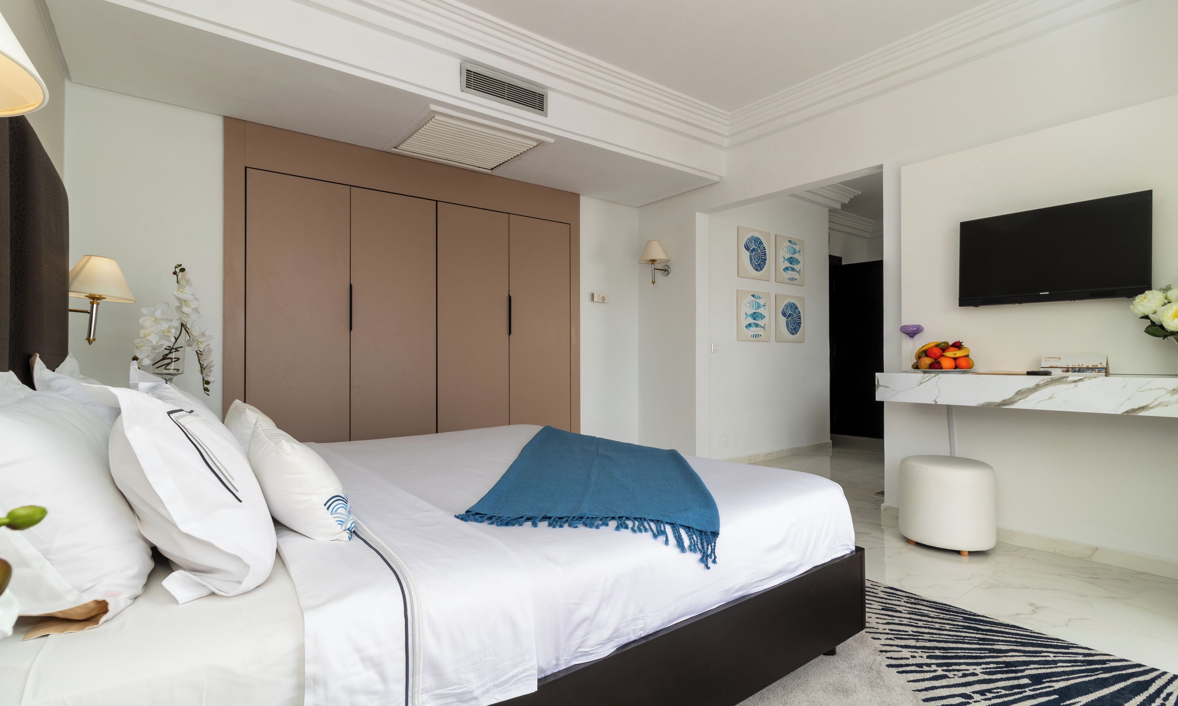 Minibar, coffres-forts dans les chambres, rideaux occultants