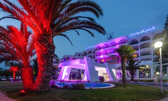 Fachada de la propiedad por la tarde o noche