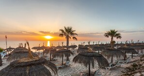 Privat strand, solstolar, parasoller och strandhanddukar