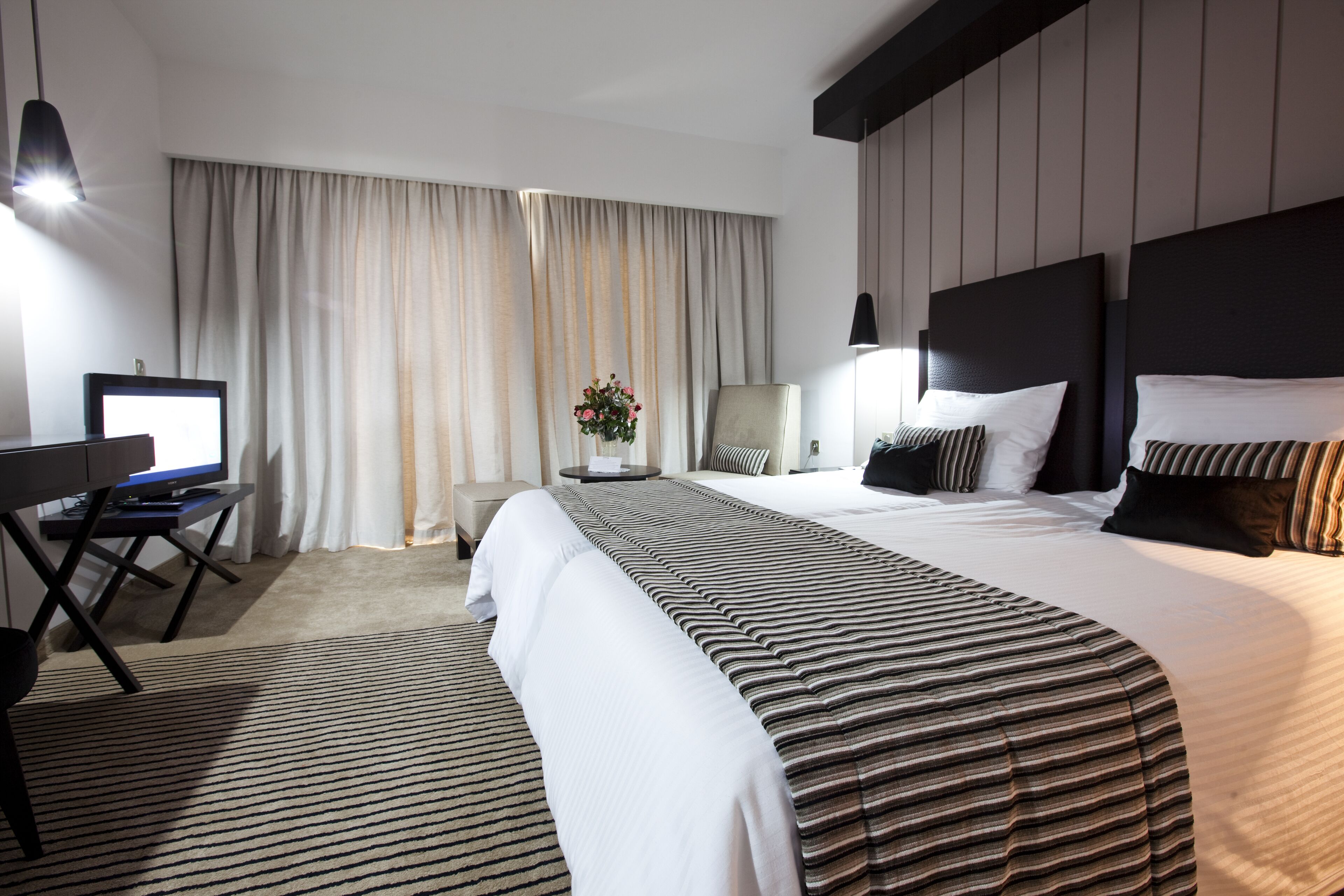 Frigobar, cofres nos quartos, cortinas blackout, Wi-Fi de cortesia