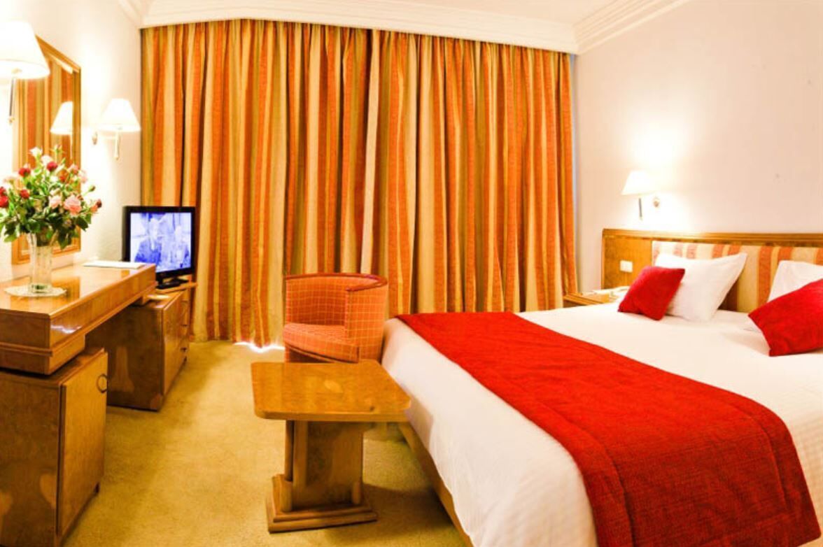 Frigobar, cofres nos quartos, cortinas blackout, Wi-Fi de cortesia