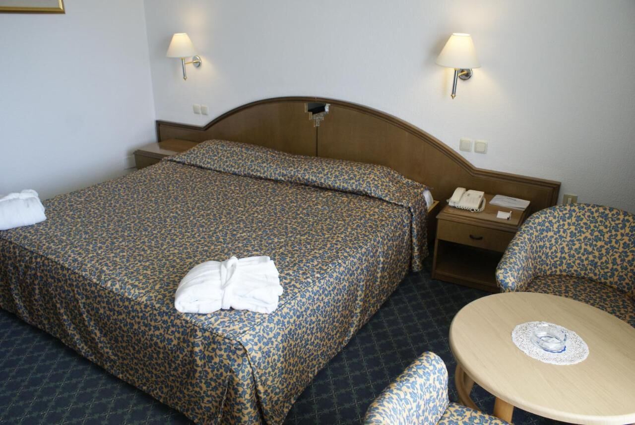 Frigobar, cofres nos quartos, cortinas blackout, Wi-Fi de cortesia
