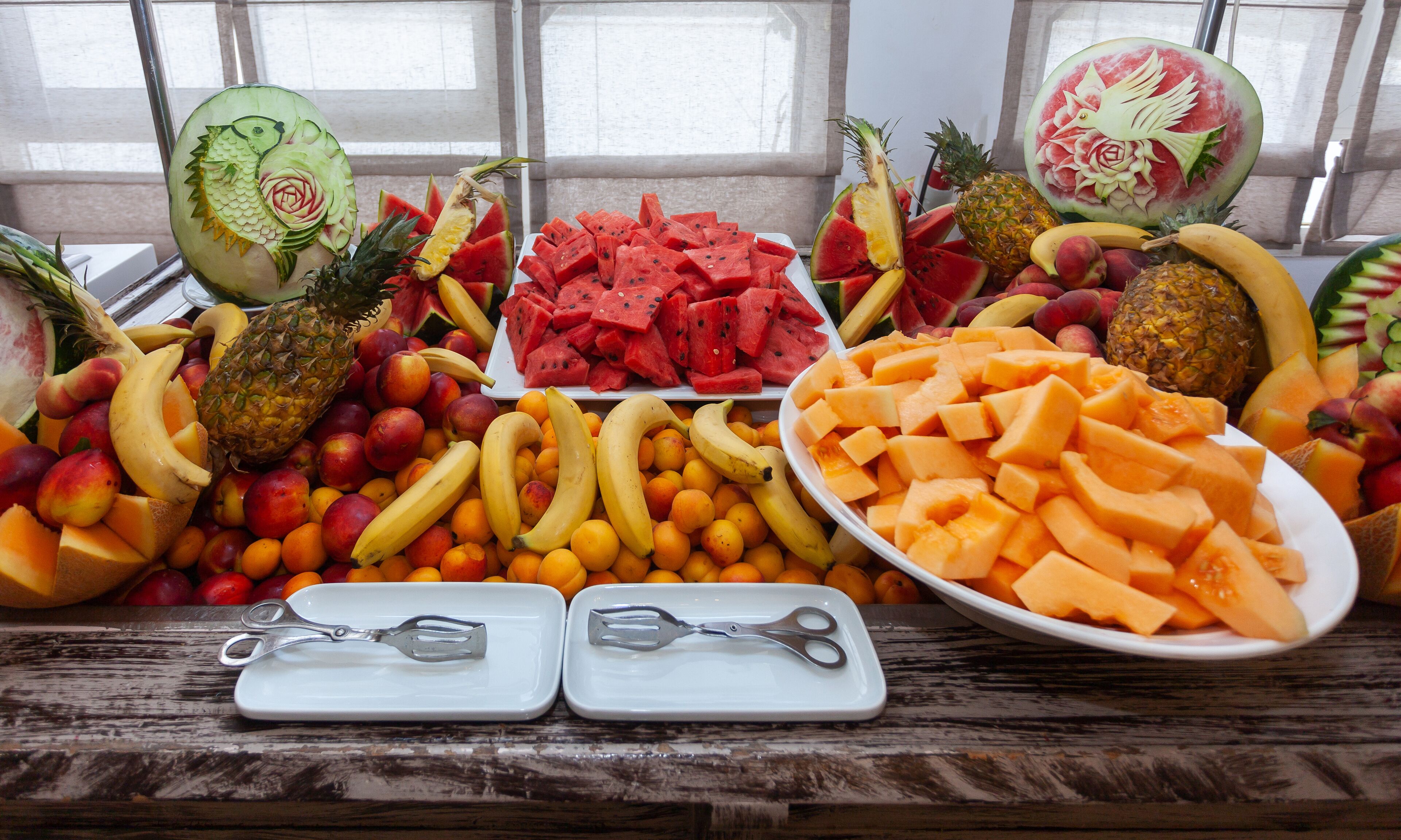 Una variedad de frutas y verduras frescas expuestas sobre una mesa de madera.