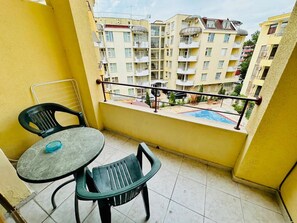 Outdoor dining - Sands Holiday Apartments (Sunny Beach)