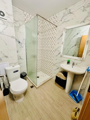 Combined shower/bathtub, free toiletries