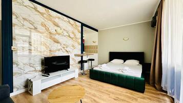 Màn/rèm cản sáng, bàn ủi/dụng cụ ủi quần áo, nôi/giường cho trẻ sơ sinh