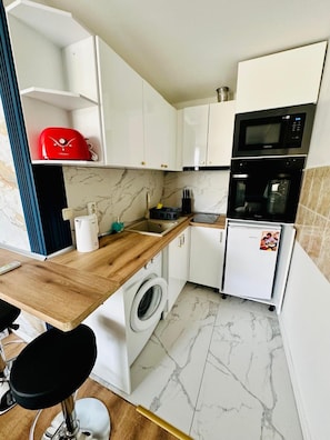 Fridge, microwave, coffee/tea maker, cookware/dishes/utensils - Sands Holiday Apartments (Sunny Beach)